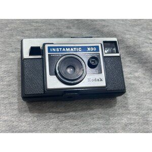 Kodak Instamatic X-30  Camera Black f11/43mm Lens  1971